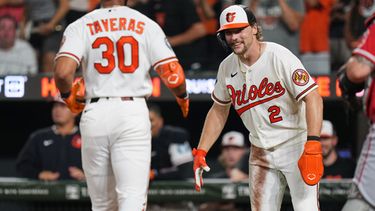 El dominicano Leody Taveras, de los Orioles de Baltimore, festeja con Gunnar Henderson, después de batear un jonrón de dos carreras ante los Angelinos de Los Ángeles, el miércoles 5 de agosto de 2026 (AP Foto/Stephanie Scarbrough)