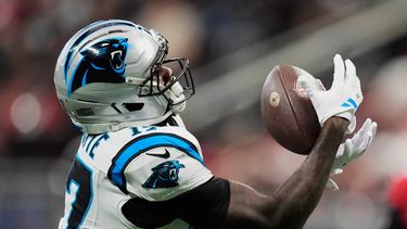 El receptor abierto de los Panthers de Carolina, Xavier Legette (17), atrapa un pase durante un partido de fútbol americano de la NFL contra los Falcons de Atlanta en Atlanta, el 20 de septiembre de 2026. (Foto AP/Mike Stewart)