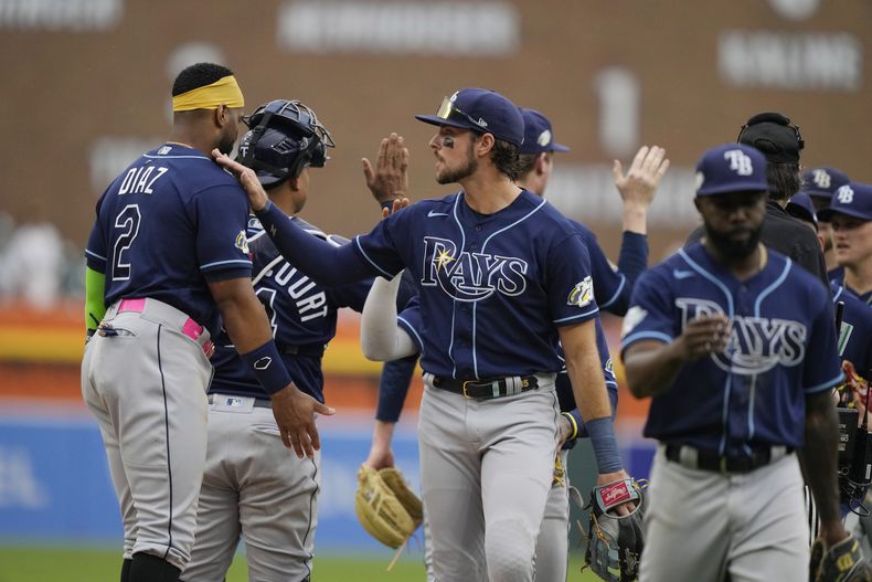 Los Rays de Tampa Bay celebran su victoria ante los Tigres de Detroit, el domingo 6 de agosto de 2023, en Detroit. (AP Foto/Carlos Osorio)