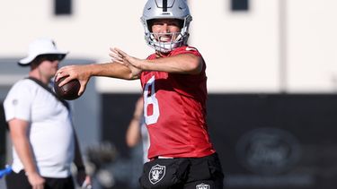 Kirk Cousins (8), quarterback de los Raiders de las Vegas, lanza un pase durante la práctica en el campamento de entrenamiento del equipo de la NFL, el jueves 20 de julio de 2026, en Henderson, Nevada. (AP Foto/Ian Maule)
