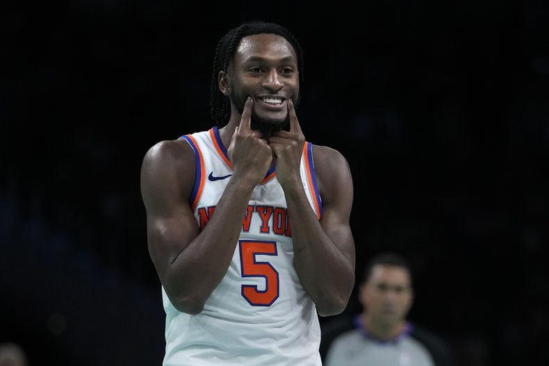 immanuel Quickley, de los Knicks de Nueva York, sonríe en el partido del viernes 17 de noviembre de 2023, ante los Wizards de Washington (AP Foto/Jacquelyn Martin)