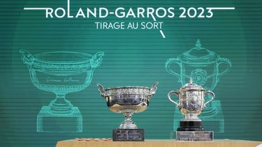Los trofeos de las ramas de hombres (izquierda) y mujeres del Abierto de Francia, el jueves 25 de mayo de 2023, en París. (AP Foto/Thibault Camus)