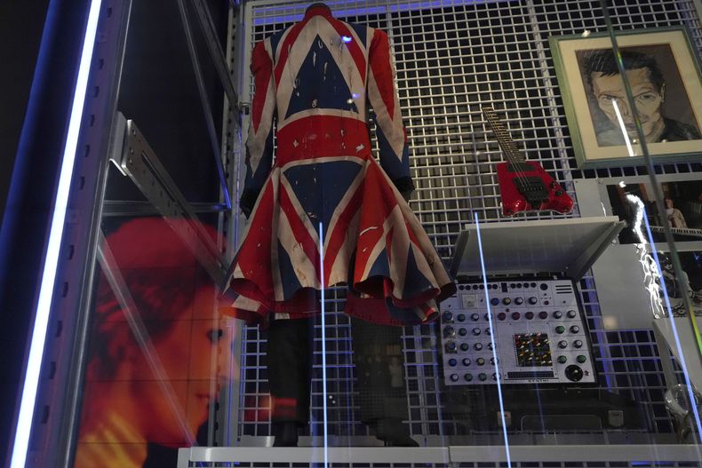 Earthling, un abrigo diseñado con la bandera británica, o Union Jack, por David Bowie y Alexander McQueen en 1997, se exhibe durante una vista previa de prensa del David Bowie Centre, un nuevo archivo en en la Bodega Este del Museo V&A en Londres, el miércoles 10 de septiembre de 2025, antes de su apertura al público el sábado. (Foto AP/Joanna Chan)
