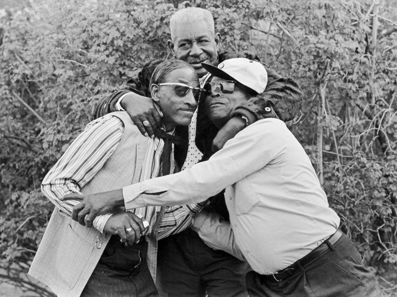 Esta imagen proporcionada por los herederos de Dick Waterman muestra a Arthur Crudup, en el centro, con Fred McDowell, a la izquierda, y Robert Pete Williams. Crudup escribió la canción Thats All Right, que Elvis Presley grabó más tarde para su primer sencillo. Crudup recibió escasas regalías por su creación, su mánager se quedó con la mayor parte del dinero por un contrato discográfico. Crudup murió en 1974, dejando atrás uno de los relatos más crudos de explotación de los artistas negros en el siglo XX. (Dick Waterman vía AP)