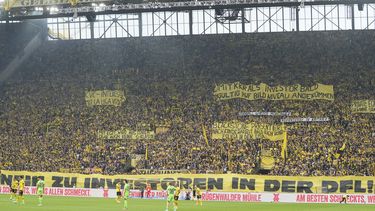Aficionados del Borussia Dortmund despliegan pancartas contra la inversión de fondos privados durante el partido contra Wolfsburgo en la Bundesliga, el sábado 7 de mayo de 2023, en Dortmund. (AP Foto/Martin Meissner)