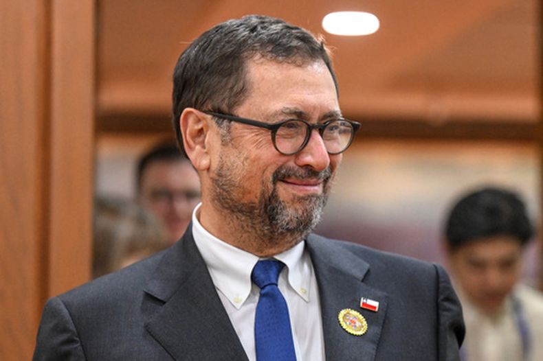 El ministro de Relaciones Exteriores de Chile, Francisco Pérez Mackenna, asiste a una reunión bilateral con la secretaria de Relaciones Exteriores de Filipinas, Theresa Lázaro, en el marco de las reuniones de ministros de Relaciones Exteriores de la Asociación de Naciones del Sudeste Asiático (ASEAN) en Pasay City, Metro Manila, el viernes 24 de julio de 2026. (Jam Sta Rosa/Pool Foto vía AP)