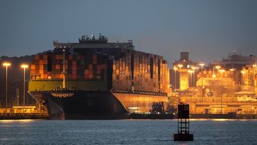 ARCHIVO - Un carguero navega por las esclusas de Miraflores del Canal de Panamá, en la Ciudad de Panamá, el 9 de septiembre de 2024. (AP Foto/Matias Delacroix, Archivo)