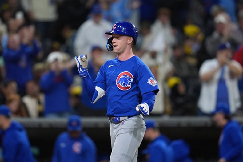 Pete Crow-Armstrong, de los Cachorros de Chicago, celebra tras conectar un jonrón de tres carreras durante la séptima entrada de un partido de béisbol contra los Padres de San Diego, el martes 28 de abril de 2026, en San Diego. (AP Foto/Gregory Bull)