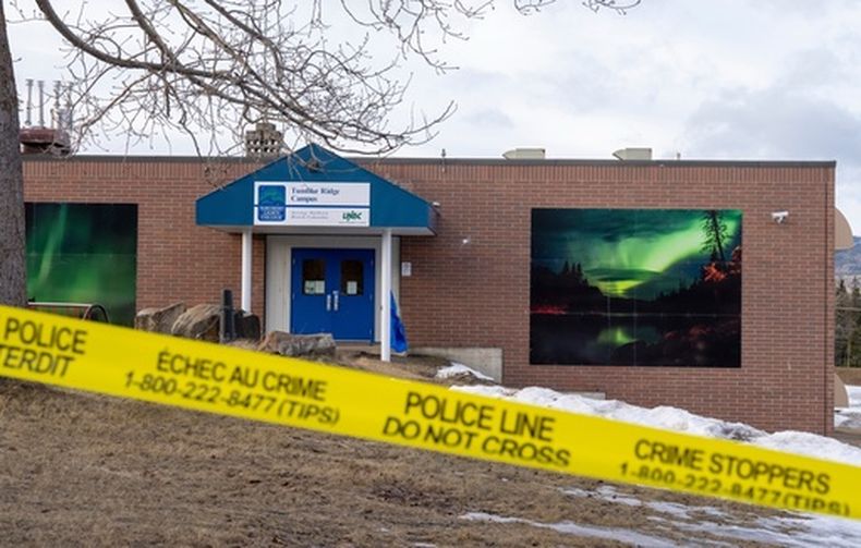 ARCHIVO - Cinta policial rodea una escuela en Tumbler Ridge, Columbia Británica, Canadá, el 12 de febrero de 2026, dos días después de un tiroteo masivo. (Christinne Muschi/The Canadian Press vía AP, archivo)