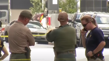 salto de la nada y apunalo hasta la muerte a una pediatra musulmana que descansaba en su casa de texas