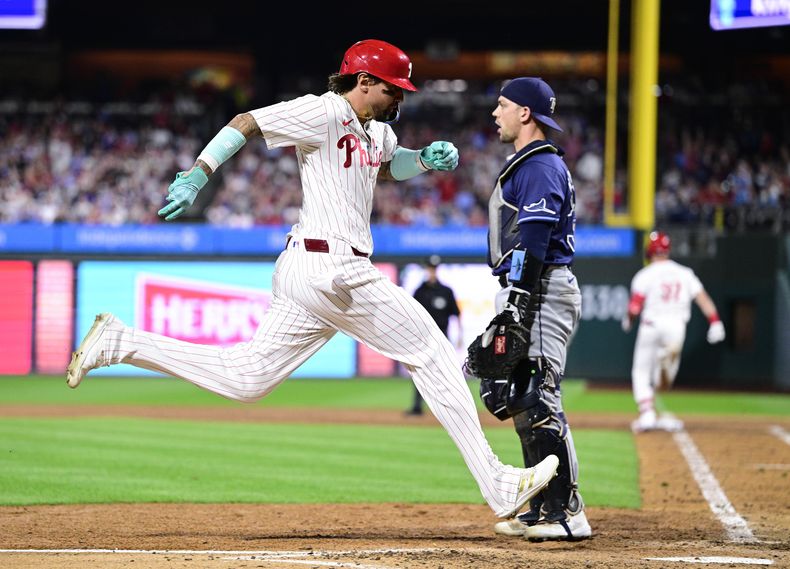 Nick Castellanos, de los Filis de Filadelfia, anota frente a Ben Rortvedt, de los Rays de Tampa Bay, el miércoles 11 de septiembre de 2024 (AP Foto/Derik Hamilton)