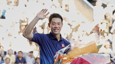 El japonés Kei Nishikori saluda a la afición tras el reconocimiento al quedar eliminado en la primera ronda del Abierto de Japón el jueves 1 de octubre del 2026. (Daiki Katagiri/Kyodo News via AP)