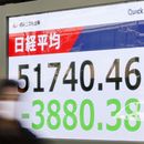 Gente ante una pantalla que muestra el índice bursátil japonés Nikkei en una firma de inversión el lunes 9 de marzo de 2026, en Tokio.(Kyodo News via AP)