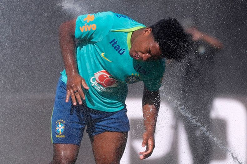 El atacante Endrick durante una práctica de la selección de Brasil en Los Ángeles, previo a un partido de la Copa América, el viernes 21 de junio de 2024. (AP Foto/Mark J. Terrill)