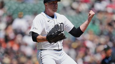 Tarik Skubal, abridor de los Tigres de Detroit, reacciona luego de ponchar a Kyle Schwarber, de los Filis de Filadelfia, para ponerle fin a la quinta entrada en juego de béisbol de Grandes Ligas, el domingo 12 de julio de 2026, en Detroit. (AP Foto/Paul Sancya)