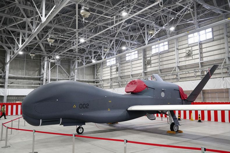 Un dron de vigilancia de larga distancia Global Hawk de la Fuerza Aérea de Autodefensa de Japón se muestra a los medios en su base en Misawa, en la prefectura de Aomori, en enero de 2023. (Kyodo News via AP)