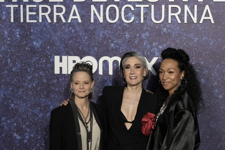 Jodie Foster, de izquierda a derecha, Issa López, y Kali Reis asisten a la alfombra roja de la serie de HBO True Detective: Night Country, en la Ciudad de México el jueves 11 de enero de 2024. (Foto AP/Eduardo Verdugo)