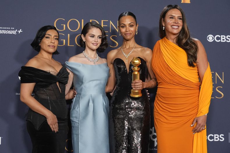 Adriana Paz, de izquierda a derecha, Selena Gómez, Zoe Saldaña, ganadora del premio a mejor actriz de reparto por Emilia Pérez, y Karla Sofía Gascón posan en la sala de prensa durante la 82ª edición de los Globos de Oro el domingo 5 de enero de 2025 en el Beverly Hilton de Beverly Hills, California. (Foto AP/Chris Pizzello)