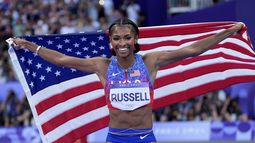 La estadounidense Masai Russell celebra tras ganar los 100 metros con vallas femeninos de los Juegos Olímpicos de París, el sábado 10 de agosto de 2024, en Saint-Denis, Francia. (AP Foto/Matthias Schrader)