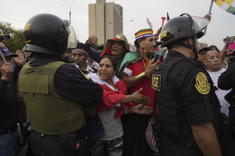 AMS-GEN PERÚ-SACERDOTE PROTESTAS