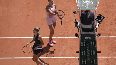 Aryna Sabalenka (arriba) y Marta Kostyuk no se saluda al final del partido de la primera ronda del Abierto de Francia, el domingo 28 de mayo de 2023. (AP Foto/Christophe Ena)