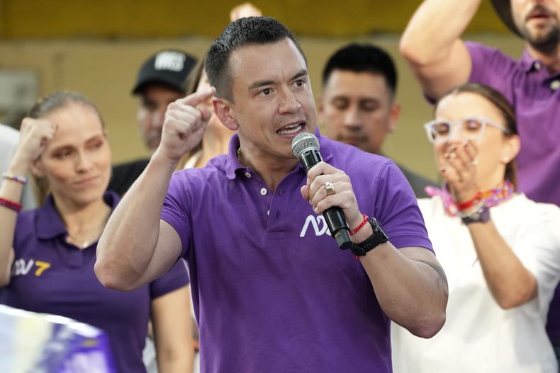 El presidente ecuatoriano Daniel Noboa, que busca la reelección, en un acto de campaña de cara a los comicios del 9 de febrero, en Cayambe, Ecuador, el sábado 18 de enero de 2025. (AP Foto/Dolores Ochoa)