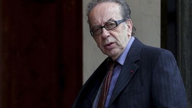 ARCHIVO - El novelista albanés Ismail Kadare llega a los Palacios Elíseos para recibir la medalla de la Legión de Honor de parte del presidente francés Francois Hollande, en París, el 30 de mayo de 2016. (AP Foto/Thibault Camus, archivo)