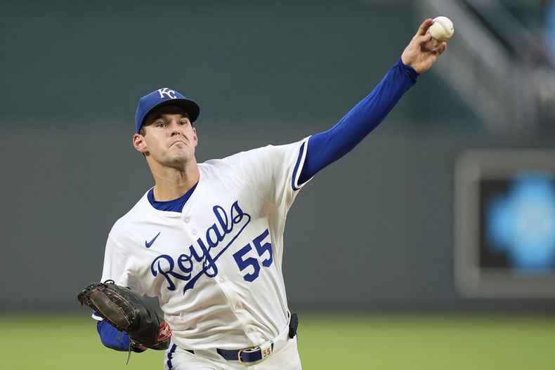 El lanzador abridor de los Reales de Kansas City, Cole Ragans, lanza durante la primera entrada de un juego de béisbol contra los Marineros de Seattle, el miércoles 17 de septiembre de 2025, en Kansas City, Misuri. (AP Photo/Charlie Riedel)