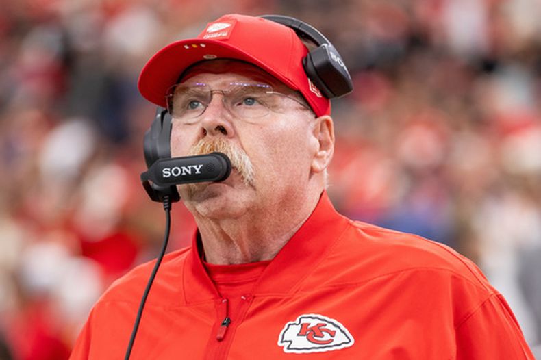 ARCHIVO - Andy Reid, entrenador en jefe de los Chiefs de Kansas City, observa durante un partido de la NFL en contra de los Raiders de Las Vegas, el 4 de enero de 2026, en Las Vegas. (AP Foto/Jeff Lewis, Archivo)