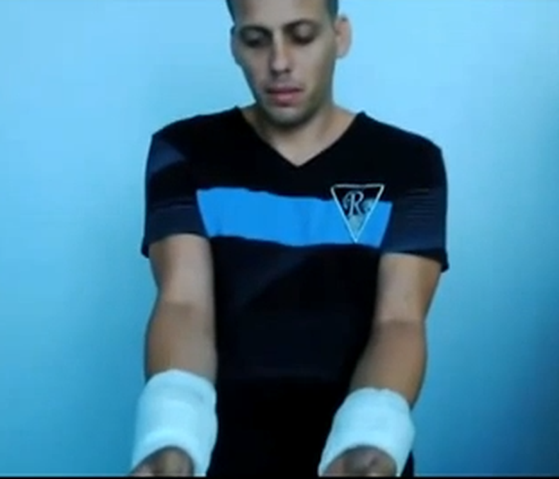 El cubano que se cortó las venas por que no lo dejaron entrar a ecuador continua retenido en un aeropuerto de ese país. Pero hay otros tres cubanos también en la misma situación en la terminal aérea de Quito para ser deportados a la isla.