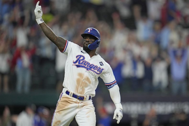 El cubano Adolis García, de los Rangers de Texas, festeja luego de conectar el jonrón de la victoria en el primer juego de la Serie Mundial ante los Diamondbacks de Arizona, el viernes 27 de octubre de 2023 en Arlington (AP Foto/Godofredo A. Vásquez)