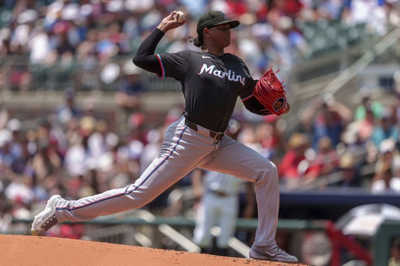 El lanzador dominicano de los Marlins de Miami, Edward Cabrera lanza durante la primera entrada del juego frente a los Bravos de Atlanta, el domingo 4 de agosto de 2024, en Atlanta. (AP Foto/Jason Allen)