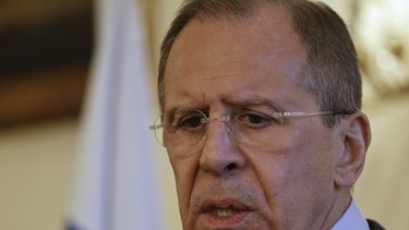 americateve | El ministro de Exteriores ruso Sergey Lavrov habla en la residencia del emnbajador de Rusia ante el Reino Unido el viernes 14 de marzo de 2014 tras su reuni&oacute;n con el secretario de Estado norteamericano John Kerry. (Foto de AP/Kirsty Wigglesworth)
