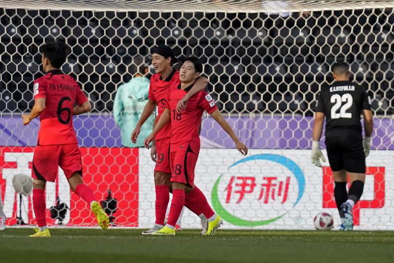 Lee Kang-in (tercero a la izquierda) celebra tras marcar el tercer gol de Corea del Sur en el partido ante Bahréin por la Copa de Asia, el lunes 15 de enero de 2024, en Doha, Qatar. (AP Foto/Thanassis Stavrakis)
