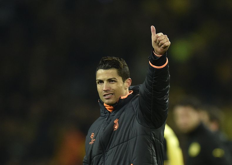 El jugador de Real Madrid, Cristiano Ronaldo, saluda a ss hinchas al final de un partido contra Borussia Dortmund por la Liga de Campeones el martes, 8 de abril de 2014, en Dortmund, Alemania. (AP Photo/Martin Meissner)