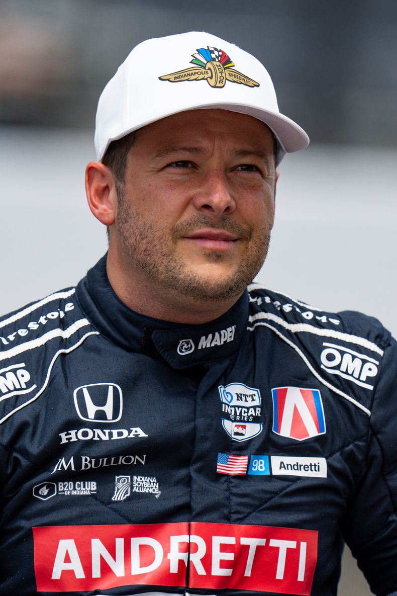 ARCHIVO - Marco Andretti posa para la foto después de haber clasificado para las 500 Millas de Indianápolis, en el Indianapolis Motor Speedway, el 17 de mayo de 2025, en Indianápolis. (AP Foto/Dave Parker, Archivo)