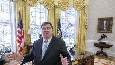 El presidente de la Asociación Histórica de la Casa Blanca, Stewart McLaurin, habla en entrevista durante los trabajos para transformar una réplica de la Oficina Oval de la Casa Blanca de los días del expresidente Joe Biden a la decoración del presidente Donald Trump, en la Asociación Histórica de la Casa Blanca, en Washington, el miércoles 23 de julio de 2025. (AP Foto/Rod Lamkey, Jr.)