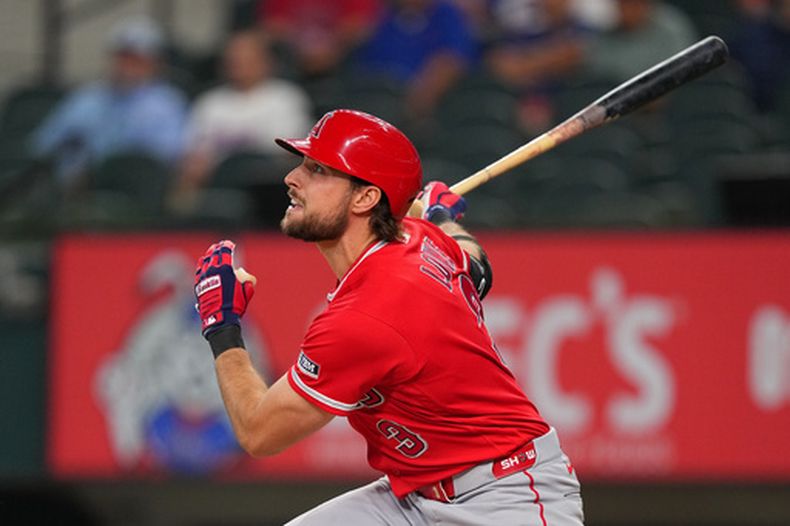 Josh Lowe, de los Angelinos de Los Ángeles, observa la pelota al conectar un sencillo productor para hacer anotar a Jorge Soler contra los Rangers de Texas durante la primera entrada de un partido de béisbol, el martes 7 de julio de 2026, en Arlington, Texas. (Foto AP/Julio Cortez)