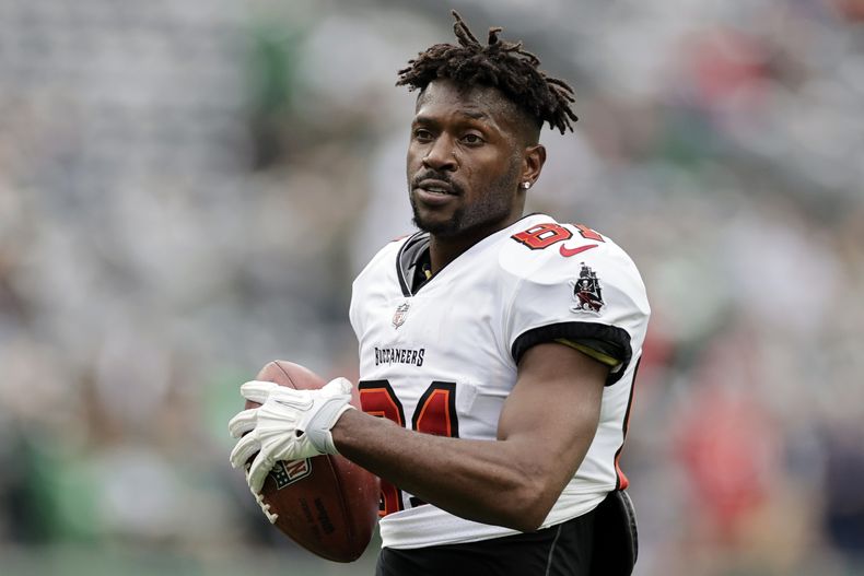 El receptor de los Buccaneers de Tampa Bay Antonio Brown durante un partido ante los Jets de Nueva York, el 2 de enero de 2022, en East Rutherford, Nueva Jersey. (AP Foto/Adam Hunger, Archivo)