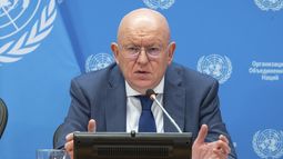 En esta foto facilitada por las Naciones Unidas, el embajador Vassily Nebenzia, representante permanente de la Federación de Rusia y presidente del Consejo de Seguridad durante el mes de julio, informa a los periodistas sobre el programa de trabajo del Consejo de Seguridad, en las Naciones Unidas, el lunes 1 de julio de 2024. (Eskinder Debebe/UN Foto via AP)