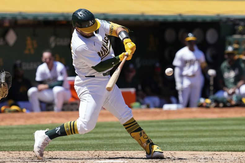 Shea Langeliers, de los Atléticos de Oakland, conecta un triple productor en el juego ante los Rangers de Texas, el miércoles 8 de mayo de 2024 (AP Foto/Godofredo A. Vásquez)