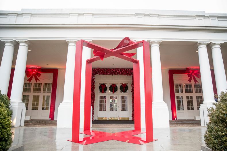 Una cinta afuera del Ala Este de la Casa Blanca en Washington, previo a la fiesta navideña, el 29 de noviembre del 2016. (AP foto/Andrew Harnik)