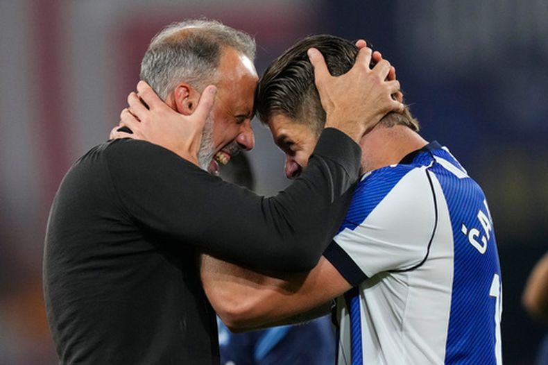 Pellegrino Matarazzo (derecha), técnico de la Real Sociedad, celebra con Duje Caleta-Car tras la victoria ante el Atlético de Madrid en la final de la Copa del Rey, el sábado 18 de abril de 2026, en Sevilla. (AP Foto/José Bretón)