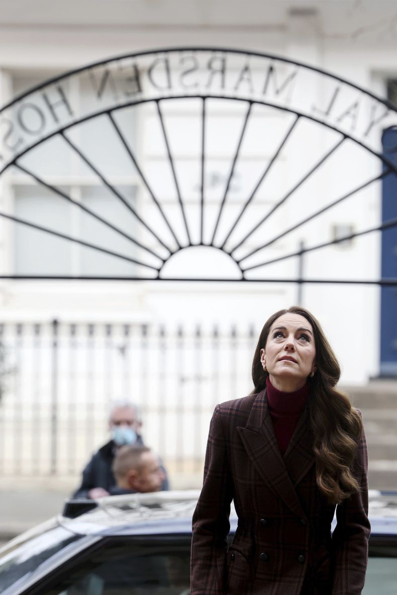 La princesa Kate de Gran Bretaña llega para una visita al Hospital Royal Marsden, donde recibió su tratamiento contra el cáncer, en Londres, el martes 14 de enero de 2025 en Londres, Inglaterra. (Chris Jackson/Pool Photo via AP)