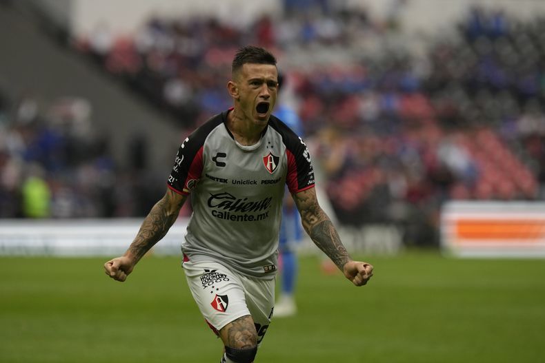 Brian Lozano, del Atlas, festeja luego de anotar ante Cruz Azul en el partido de repesca disputado el sábado 6 de mayo de 2023 en el Estadio Azteca (AP Foto/Fernando Llano)