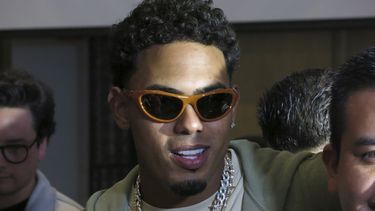 El cantante puertorriqueño Myke Towers posa para retratos con fans después de una coinferencia de prensa en la Ciudad de México el lunes 21 de agosto de 2023. (Foto AP/Berenice Bautista)