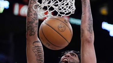 Davis anota 30, Lakers ganan a Portland tras remontar en 4to