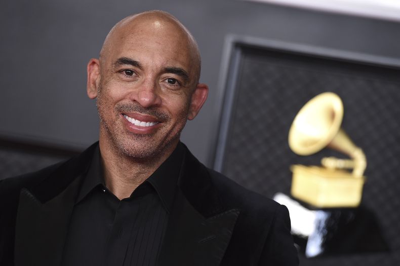 ARCHIVO -Harvey Mason jr., director general de la Academia de la Grabación, en la 63a entrega anual de los premios Grammy en Los Angeles el 14 de marzo de 2021. En junio, la Academia de la Grabación anunció una serie de cambios en los próximos premios Grammy para reflejar mejor la evolución de la industria musical, incluidos los nuevos protocolos sobre inteligencia artificial. (Foto Jordan Strauss/Invision/AP, archivo)