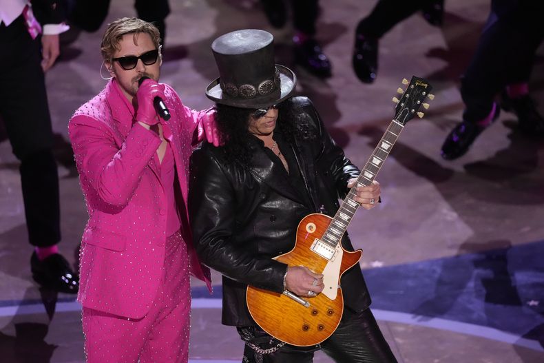Ryan Gosling, izquierda, interpreta la canción Im Just Ken de Barbie con Slash, derecha, en los Oscar el domingo 10 de marzo de 2024, en el Teatro Dolby en Los Ángeles. (Foto AP/Chris Pizzello)