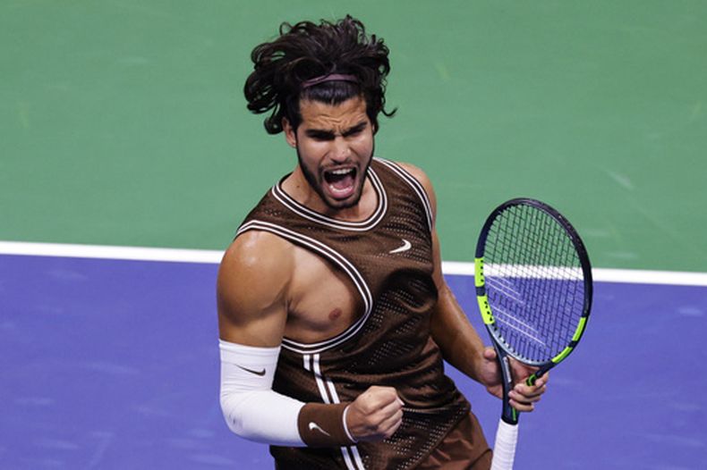 Carlos Alcaraz reacciona durante su partido contra Jamia Faría en la segunda ronda del US Open, el miércoles 2 de septiembre de 2026, en Nueva York. (AP Foto/Adam Hunger)